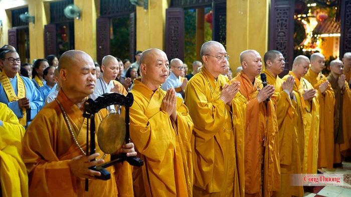Hàng ngũ chư Tôn Đức Tăng tụng kinh cầu tưởng niệm, một lòng hướng tâm tưởng nhớ công đức hy sinh to lớn của các anh hùng liệt sĩ đã hiến dâng trọn vẹn tuổi thanh xuân và xương máu vì nền độc lập, tự do của Tổ quốc. 