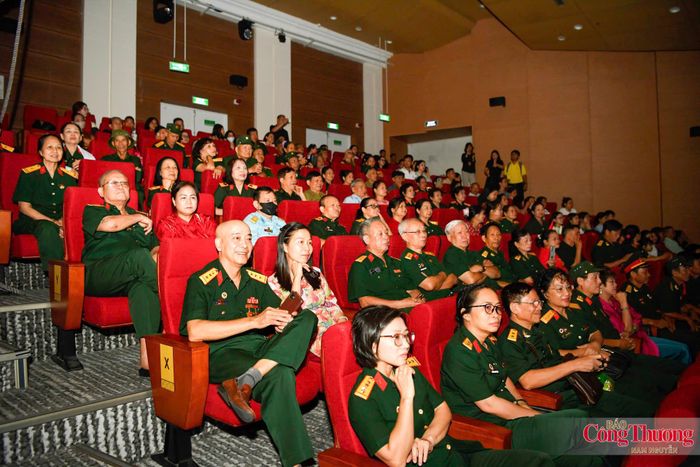 Với nhiều cựu chiến binh, đây là lần đầu tiên được trải nghiệm một chương trình nghệ thuật quy mô lớn kết hợp giữa sân khấu, âm nhạc và công nghệ hiện đại. Các cựu chiến binh đã nhìn thấy hình ảnh của cha ông, đồng đội và chính một phần tuổi trẻ của mình được kể lại qua sân khấu tái hiện những chiến công giữ nước, hy sinh mất mát để giành độc lập. 