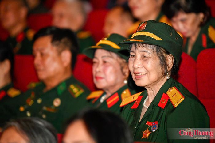 “Thế hệ của các cháu bây giờ làm được những thước phim này để đền đáp công ơn của các thế hệ trước, chúng tôi rất xúc động. Mọi người đều thấy được cảnh đất nước mình vươn lên, từ lúc khó khăn cho đến khi thanh bình như bây giờ. Những cảnh diễn về mất mát trong chiến thắng Bạch Đằng hay hình ảnh người anh hùng lấy thân mình chèn pháo khiến chúng tôi nhớ lại và vô cùng cảm động”, bà Nguyễn Thị Kim Anh, cựu chiến binh thuộc Binh đoàn Trường Sơn chia sẻ cảm nhận sau show diễn.