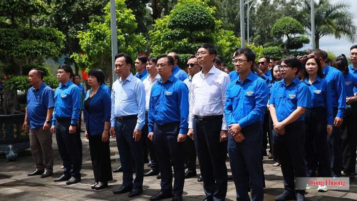 Đoàn công tác tham gia các hoạt động về nguồn và sinh hoạt truyền thống tại địa phương.