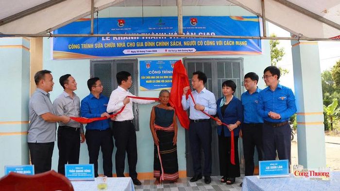 Lễ khánh thành và bàn giao công trình cho gia đình chính sách, người có công với cách mạng.