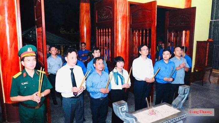 Các đồng chí lãnh đạo, đại biểu thành kính dâng hương tưởng niệm các anh hùng liệt sĩ tại nghĩa trang.
