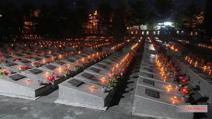 Hàng trăm ngọn nến và hoa tươi được thắp lên các phần mộ tại nghĩa trang liệt sĩ, thể hiện đạo lý "Uống nước nhớ nguồn".