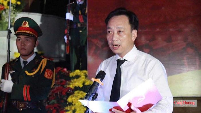 Đồng chí Lại Xuân Lâm, Phó Bí thư Đảng ủy Chính phủ phát biểu tại chương trình dâng hương tối 26/7.