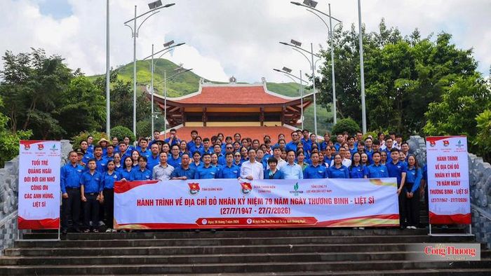 Đoàn đại biểu và các đoàn viên, thanh niên chụp ảnh lưu niệm tại Khu di tích lịch sử cao điểm Chư Tan Kra trong khuôn khổ chương trình "Hành trình về địa chỉ đỏ" nhân kỷ niệm 79 năm Ngày Thương binh - Liệt sĩ (27/7/1947 - 27/7/2026).