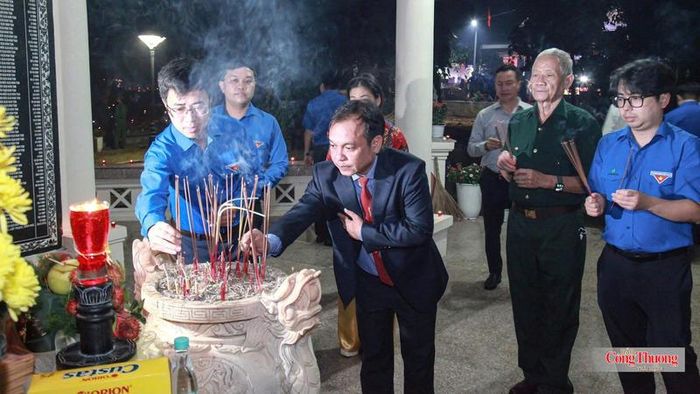 Các đại biểu thắp hương tại khu vực đài tưởng niệm.