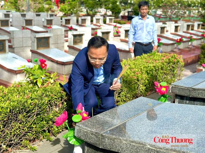Thứ trưởng Nguyễn Hoàng Long kính cẩn thắp hương tại phần mộ các Anh hùng liệt sĩ.