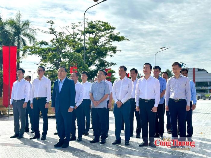Đoàn công tác Bộ Công Thương do Thứ trưởng Nguyễn Hoàng Long dẫn đầu đã đến dâng hương tại Nghĩa trang Liệt sĩ Long An (tỉnh Tây Ninh).