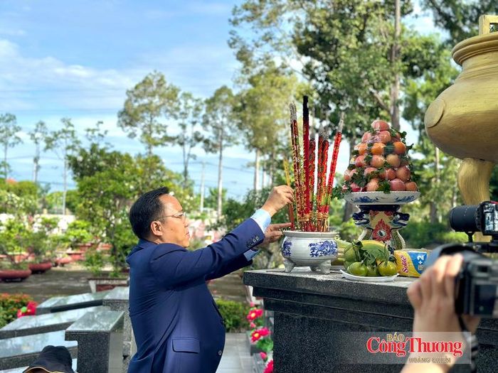Thứ trưởng Nguyễn Hoàng Long dâng hương tại Đài tưởng niệm Nghĩa trang Liệt sĩ Long An.
