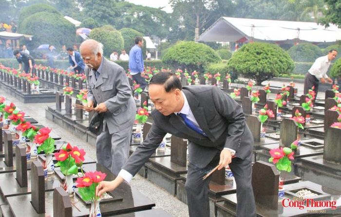 Bí thư Tỉnh ủy Thái Đại Ngọc thắp hương lên mộ của các Anh hùng liệt sĩ.