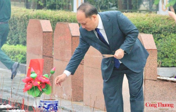 Phó Bí thư Thường trực Tỉnh ủy, Chủ tịch HĐND tỉnh Rah Lan Chung thắp hương lên phần mộ các Anh hùng liệt sĩ.