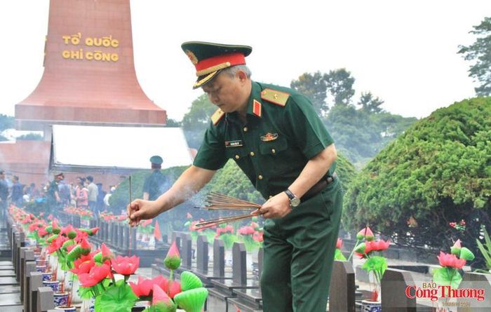 Các đại biểu thắp hương trên từng phần mộ liệt sĩ, bày tỏ lòng biết ơn sâu sắc đối với những người đã hiến dâng tuổi xuân và xương máu cho sự nghiệp đấu tranh giải phóng dân tộc, thống nhất đất nước.