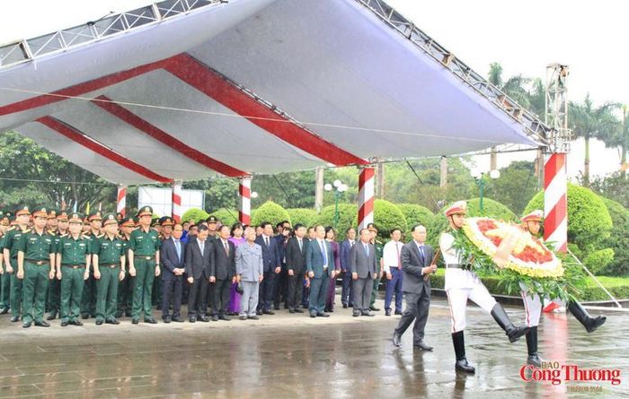 Lễ viếng các Anh hùng liệt sĩ tại Nghĩa trang Liệt sĩ Pleiku.