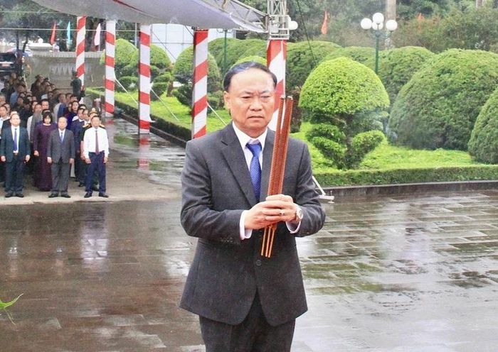 Bí thư Tỉnh ủy Thái Đại Ngọc dâng hương tưởng nhớ các Anh hùng liệt sĩ.