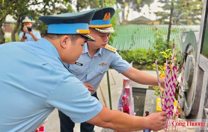 Trong không khí thành kính, các đại biểu đã dành phút mặc niệm, dâng hoa, dâng hương tưởng nhớ các Anh hùng liệt sĩ, bày tỏ lòng tri ân đối với những người đã hy sinh vì độc lập, tự do của Tổ quốc.