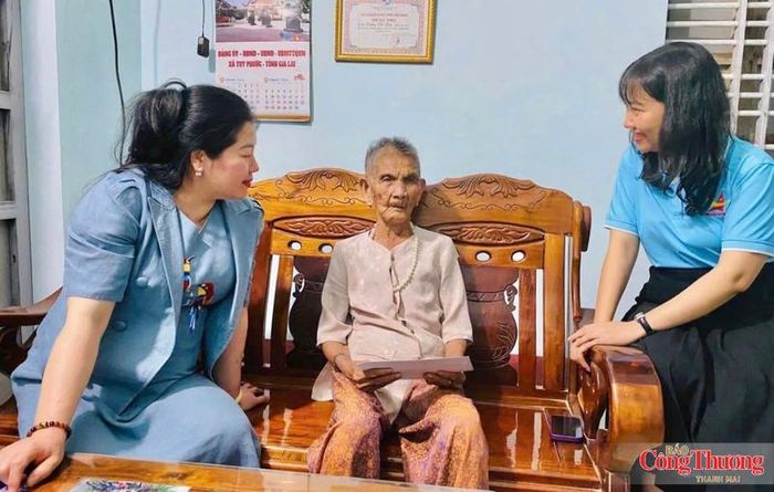 Hội Doanh nhân trẻ tỉnh Gia Lai cùng Hội Liên hiệp Phụ nữ tỉnh Gia Lai tặng quà cho Mẹ Việt Nam Anh hùng Trương Thị Liên, sinh năm 1932, ở xã Tuy Phước.