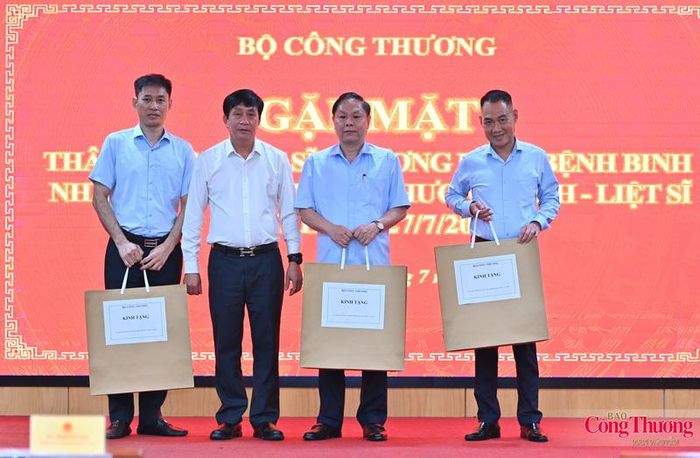 Khép lại chương trình, lãnh đạo Bộ Công Thương và Đảng ủy Bộ đã trao những phần quà tri ân tới thân nhân các liệt sĩ, thương binh, bệnh binh đang công tác tại các đơn vị thuộc Bộ. Những món quà tuy không lớn về giá trị vật chất nhưng thể hiện sự quan tâm, sẻ chia và lòng biết ơn sâu sắc của ngành Công Thương đối với những cống hiến, hy sinh của các thế hệ đi trước.