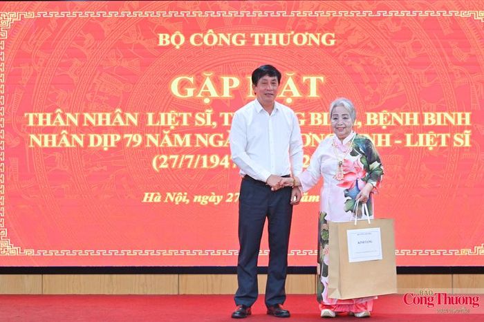 Đồng chí Phan Văn Bản, Ủy viên Ban Thường vụ, Phó Bí thư chuyên trách Đảng ủy Bộ Công Thương tặng quà tri ân cho Mẹ Việt Nam Anh hùng Nguyễn Thị Kim Loan.