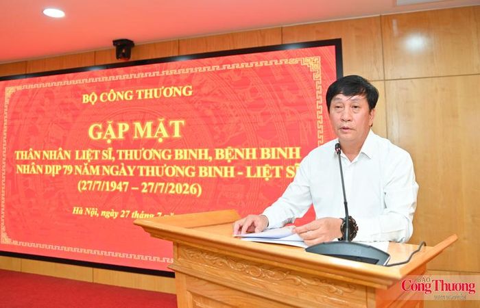 Phát biểu tại chương trình, đồng chí Phan Văn Bản khẳng định, công tác chăm lo người có công với cách mạng và các gia đình chính sách luôn được Bộ Công Thương quan tâm, coi đây không chỉ là trách nhiệm mà còn là tình cảm, đạo lý của các thế hệ hôm nay đối với những người đã cống hiến, hy sinh vì độc lập, tự do của Tổ quốc.