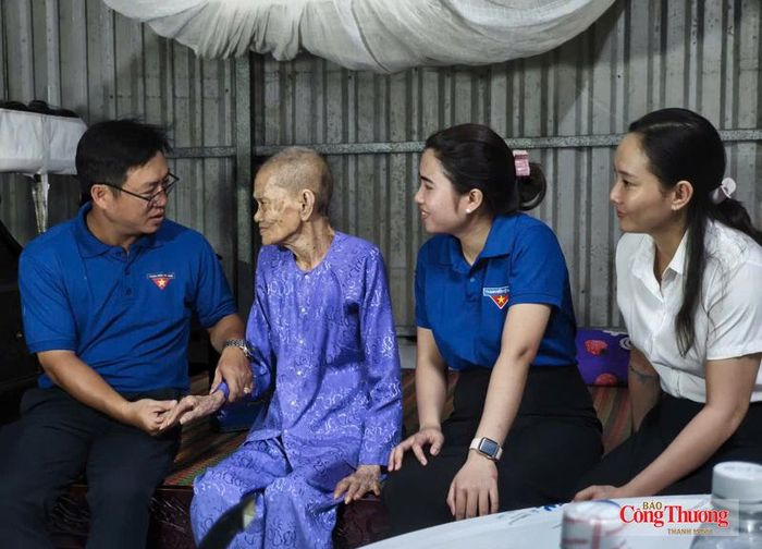 Đoàn Thanh niên Công ty Điện lực Cà Mau thăm Mẹ Việt Nam Anh hùng Nguyễn Kim Mai.