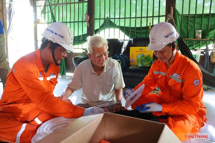 Tuổi trẻ Công ty Điện lực Đồng Tháp kiểm tra, sửa chữa miễn phí hệ thống điện cho các gia đình chính sách.