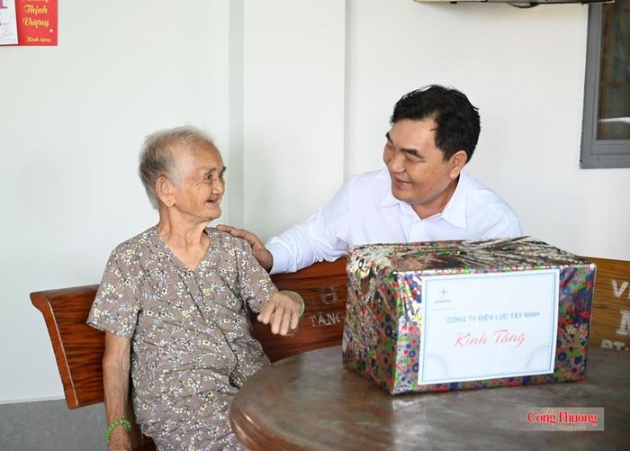 Công đoàn Công ty Điện lực Tây Ninh trực tiếp thăm hỏi, tặng quà cho các gia đình chính sách.