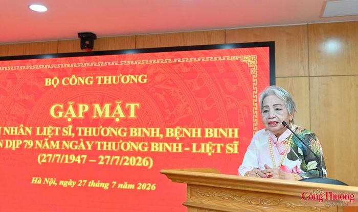 Mẹ Việt Nam Anh hùng Nguyễn Thị Kim Loan trình bày bài thơ do chính mẹ sáng tác và ca khúc gửi tặng chương trình. Ảnh: Nam Nguyễn