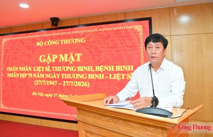 Ủy viên Ban Thường vụ, Phó Bí thư chuyên trách Đảng ủy Bộ Công Thương Phan Văn Bản phát biểu tại chương trình. Ảnh: Nam Nguyễn