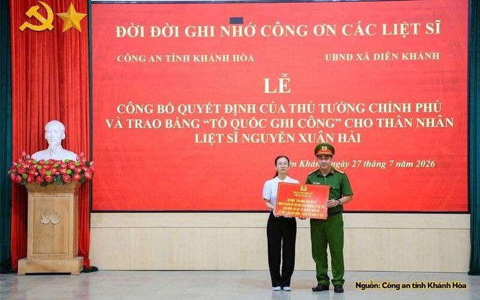 Tại buổi lễ, Công an xã Diên Khánh và Công an xã Diên Lâm trao biểu trưng mô hình "Con nuôi công an xã" cho con của liệt sĩ Nguyễn Xuân Hải.