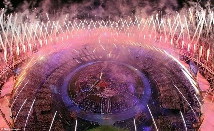Màn pháo hoa ngoạn mực mở đầu, làm bừng sáng cả khoảng trời trên sân vận động Olympic ở thủ đô London, Vương quốc Anh. Ảnh: Getty Images