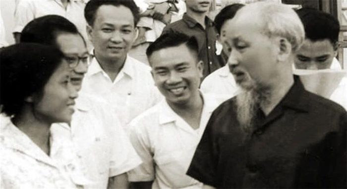 Bác Hồ thăm gia đình công nhân nhà máy Cao su Sao Vàng. Ảnh tư liệu.