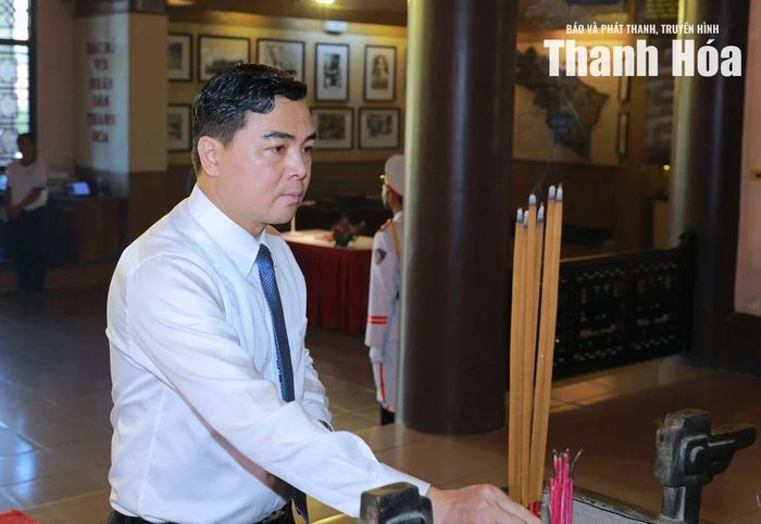 Thứ trưởng Thường trực Bộ Dân tộc và Tôn giáo Nguyễn Hoài Anh thành kính dâng hương Chủ tịch Hồ Chí Minh.