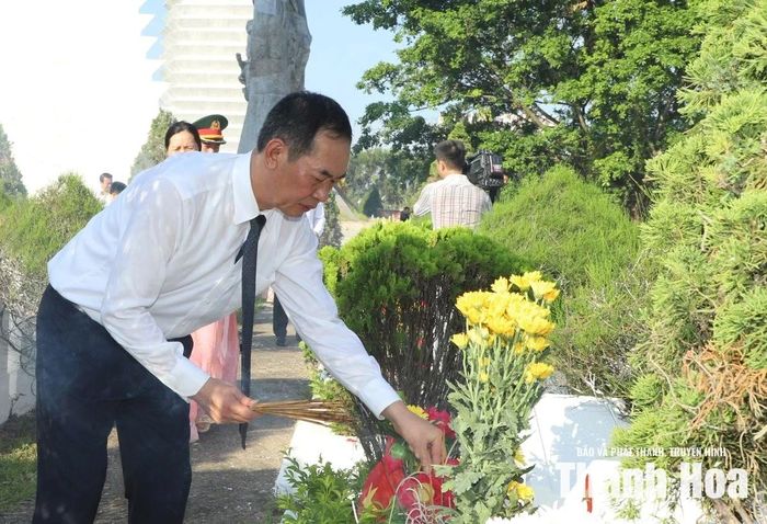 Phó Bí thư Tỉnh ủy Trịnh Tuấn Sinh dâng hương lên từng mộ phần liệt sĩ.