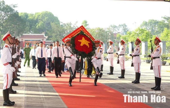 Đoàn đại biểu Tỉnh ủy, HĐND, UBND, Ủy ban MTTQ tỉnh Thanh Hóa dâng hoa viếng các Anh hùng liệt sĩ đang yên nghỉ tại Nghĩa trang Liệt sĩ Hàm Rồng.