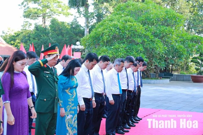 Các đồng chí lãnh đạo dành phút mặc niệm tưởng nhớ Chủ tịch Hồ Chí Minh.