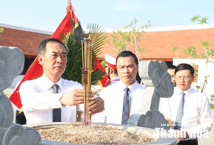 Các đồng chí lãnh đạo tỉnh dâng hương tại Khu tưởng niệm giáo viên và học sinh đã hy sinh tại công trường đê Nam sông Mã.