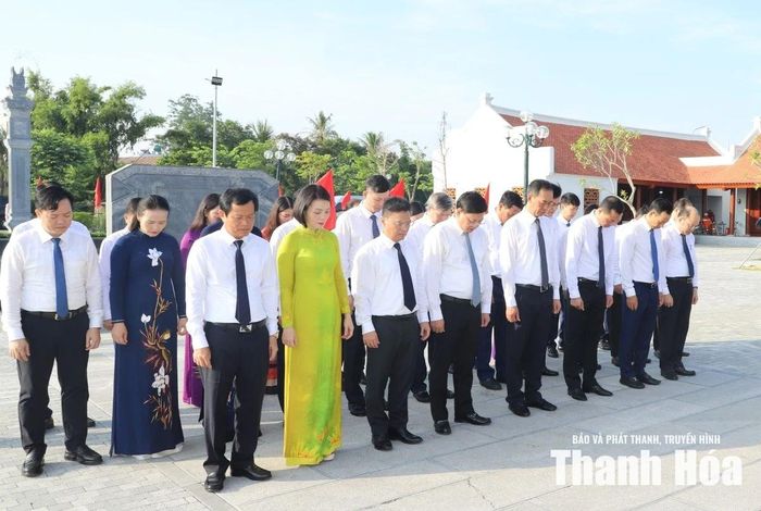Đoàn đại biểu Tỉnh ủy, HĐND, UBND, Ủy ban MTTQ tỉnh Thanh Hóa tưởng niệm giáo viên và học sinh đã hy sinh tại công trường đê Nam sông Mã.
