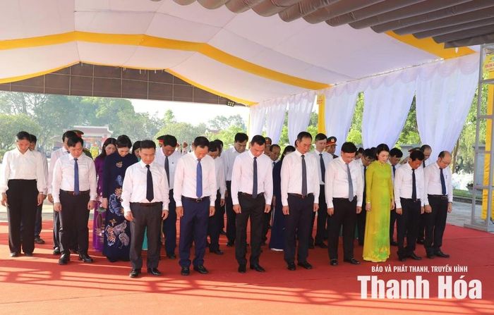Đoàn đại biểu Tỉnh ủy, HĐND, UBND, Ủy ban MTTQ tỉnh Thanh Hóa dành phút tưởng niệm, tri ân các Anh hùng liệt sĩ.