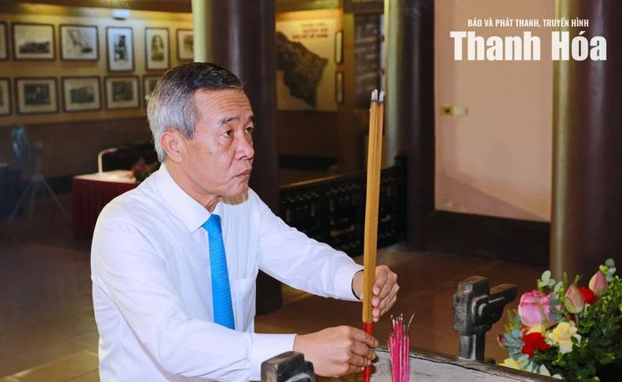 Bí thư Tỉnh ủy Lê Đức Thái thành kính dâng hương Chủ tịch Hồ Chí Minh.