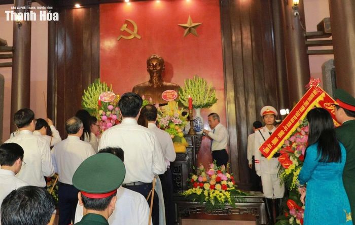 Các đại biểu thành kính dâng hương Chủ tịch Hồ Chí Minh.