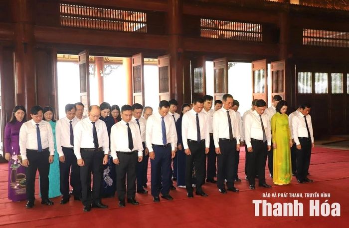 Đoàn đại biểu Tỉnh ủy, HĐND, UBND, Ủy ban MTTQ tỉnh Thanh Hóa tưởng niệm các Mẹ Việt Nam Anh hùng.