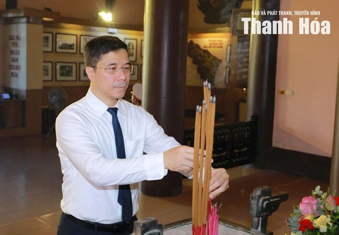 Phó Bí thư Thường trực Tỉnh ủy, Chủ tịch HĐND tỉnh Nguyễn Hồng Phong thành kính dâng hương Chủ tịch Hồ Chí Minh.