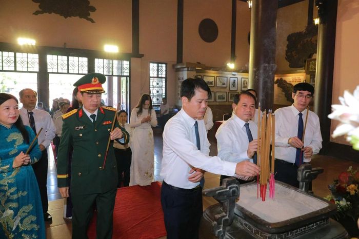 Các đại biểu thành kính dâng hương Chủ tịch Hồ Chí Minh.