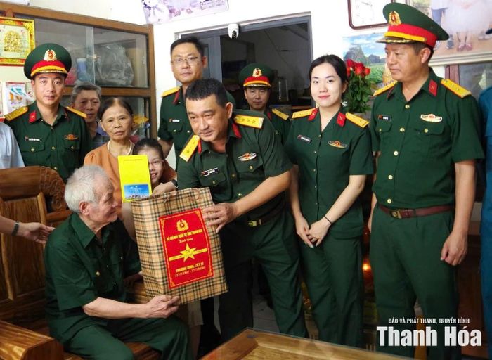 Đoàn công tác Bộ CHQS tỉnh đến thăm, tặng quà thương binh Ngô Xuân Bảy ở phố Bà Triệu, phường Hàm Rồng.