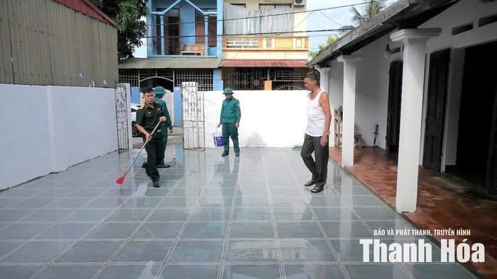 Cán bộ, chiến sĩ Bộ CHQS tỉnh sửa sang lại căn nhà cho Bà Lê Thị Xuê, vợ liệt sĩ Lê Chí Hạt ở Tổ Dân phố Ái Sơn 2, phường Hạc Thành.