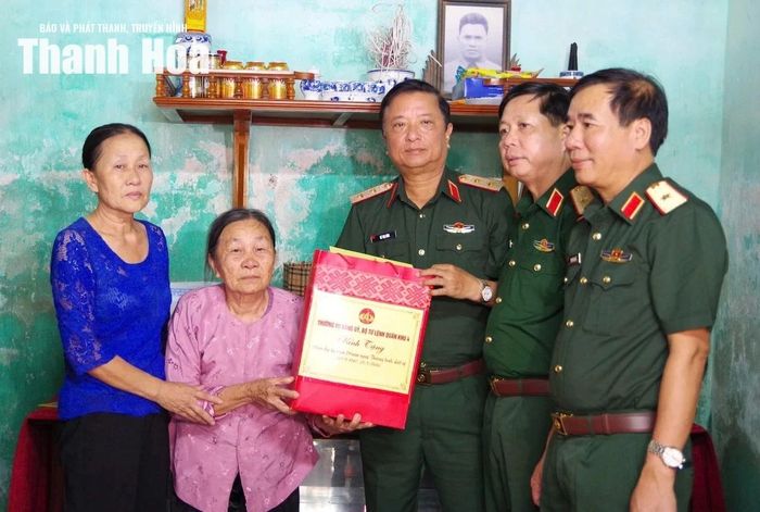 Trung tướng Hà Thọ Bình, Tư lệnh Quân khu 4 và đoàn công tác tặng quà cho Bà Lê Thị Xuê.
