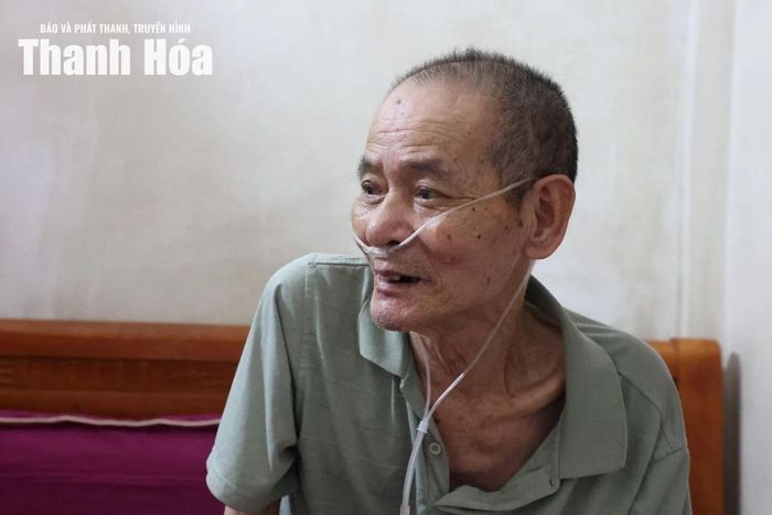 Dù thường xuyên hụt hơi, khó thở, ông Nguyễn Văn Tự vẫn cố gắng kể lại những mảnh ký ức về ngày bị bắt và quãng thời gian tù đày.