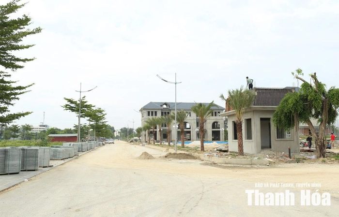 Dự án Tổ hợp khách sạn dịch vụ và thương mại Hoàng Tuấn của Công ty TNHH Hoàng Tuấn (xã Hoằng Tiến) được đẩy nhanh tiến độ sau khi có chỉ đạo tháo gỡ khó khăn, vướng mắc. Ảnh: Phong Sắc
