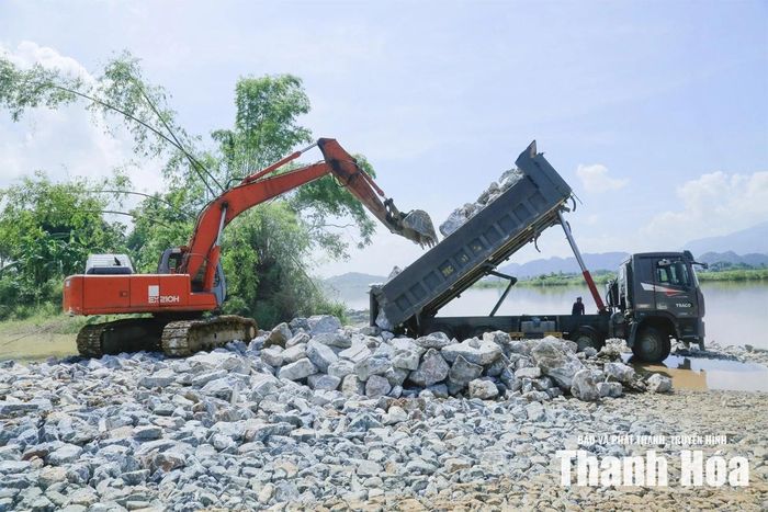 Đơn vị thi công đẩy nhanh tiến độ thực hiện dự án xử lý sạt lở bờ tả sông Mã, đoạn qua thôn Kim Mẫn, xã Cẩm Tú.