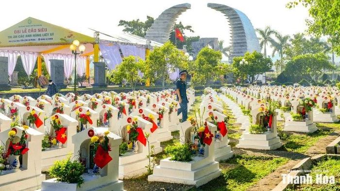 Nghĩa trang Liệt sĩ Hàm Rồng ngày tháng bảy. Ảnh: Hoàng Đông